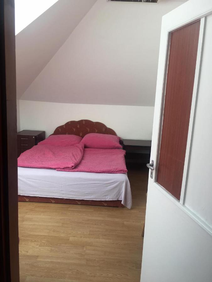 Goencoelhaz Hostel Vác Екстериор снимка