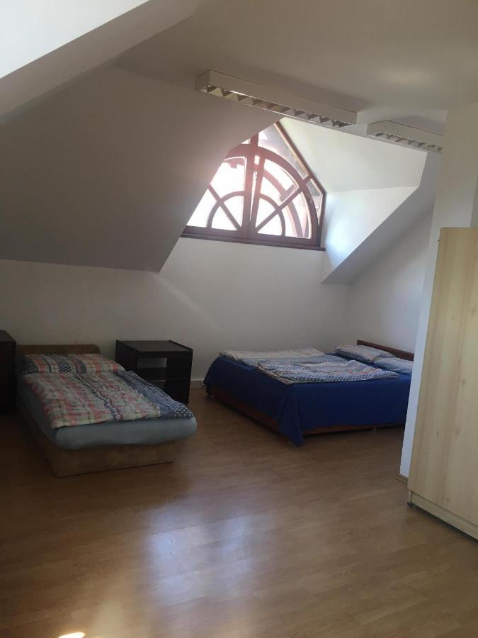 Goencoelhaz Hostel Vác Екстериор снимка