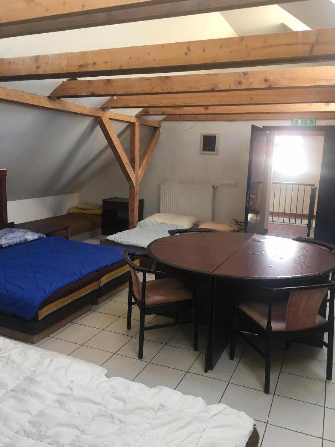 Goencoelhaz Hostel Vác Екстериор снимка