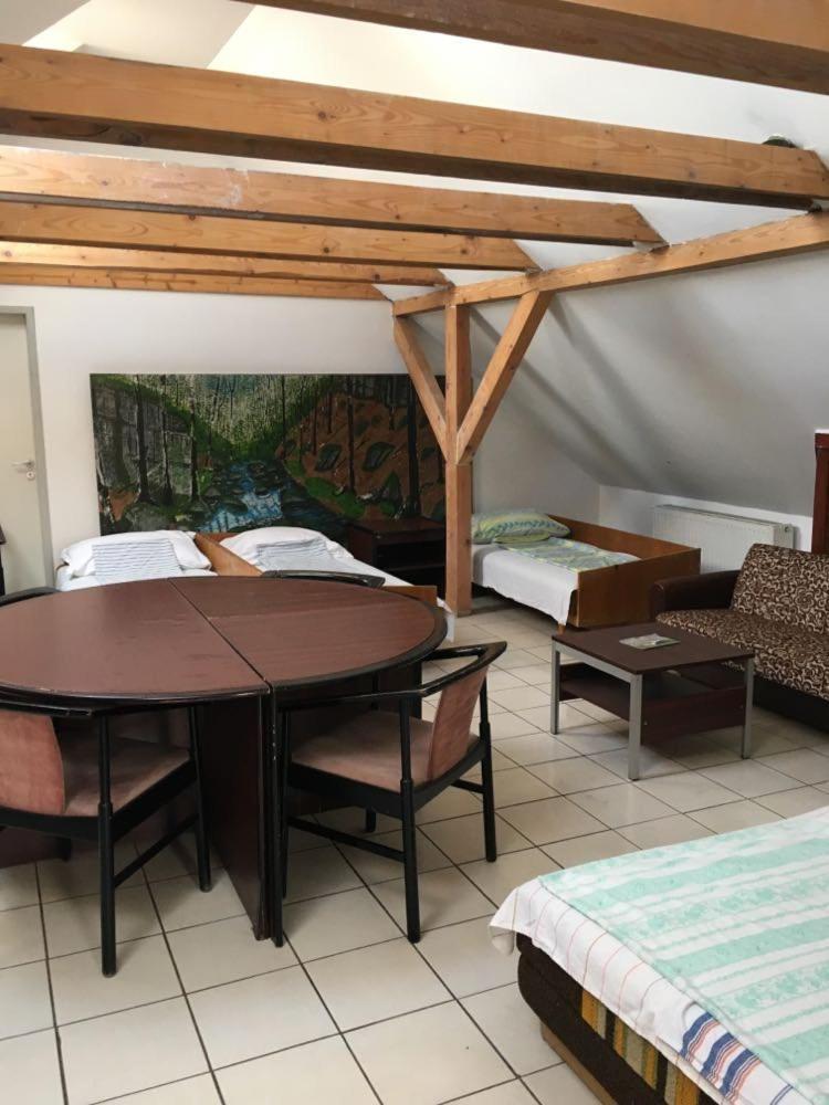 Goencoelhaz Hostel Vác Екстериор снимка